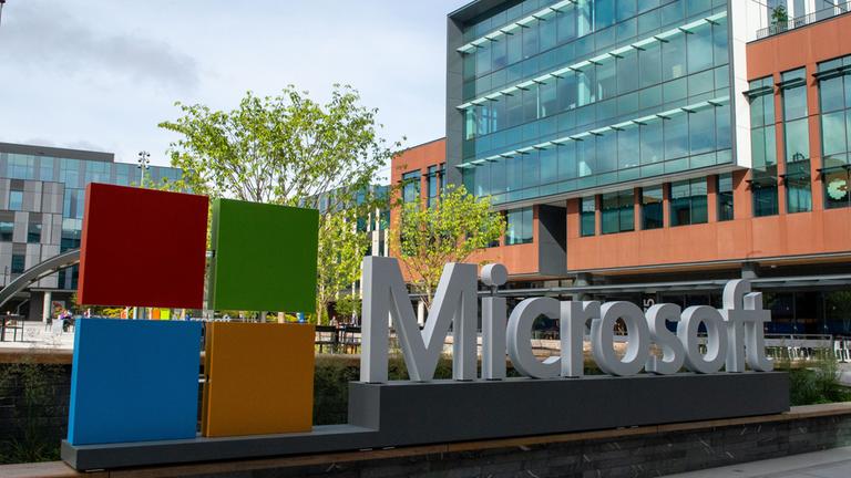 Das Microsoft-Logo ist am Hauptquartier des Software-Konzerns zu sehen.