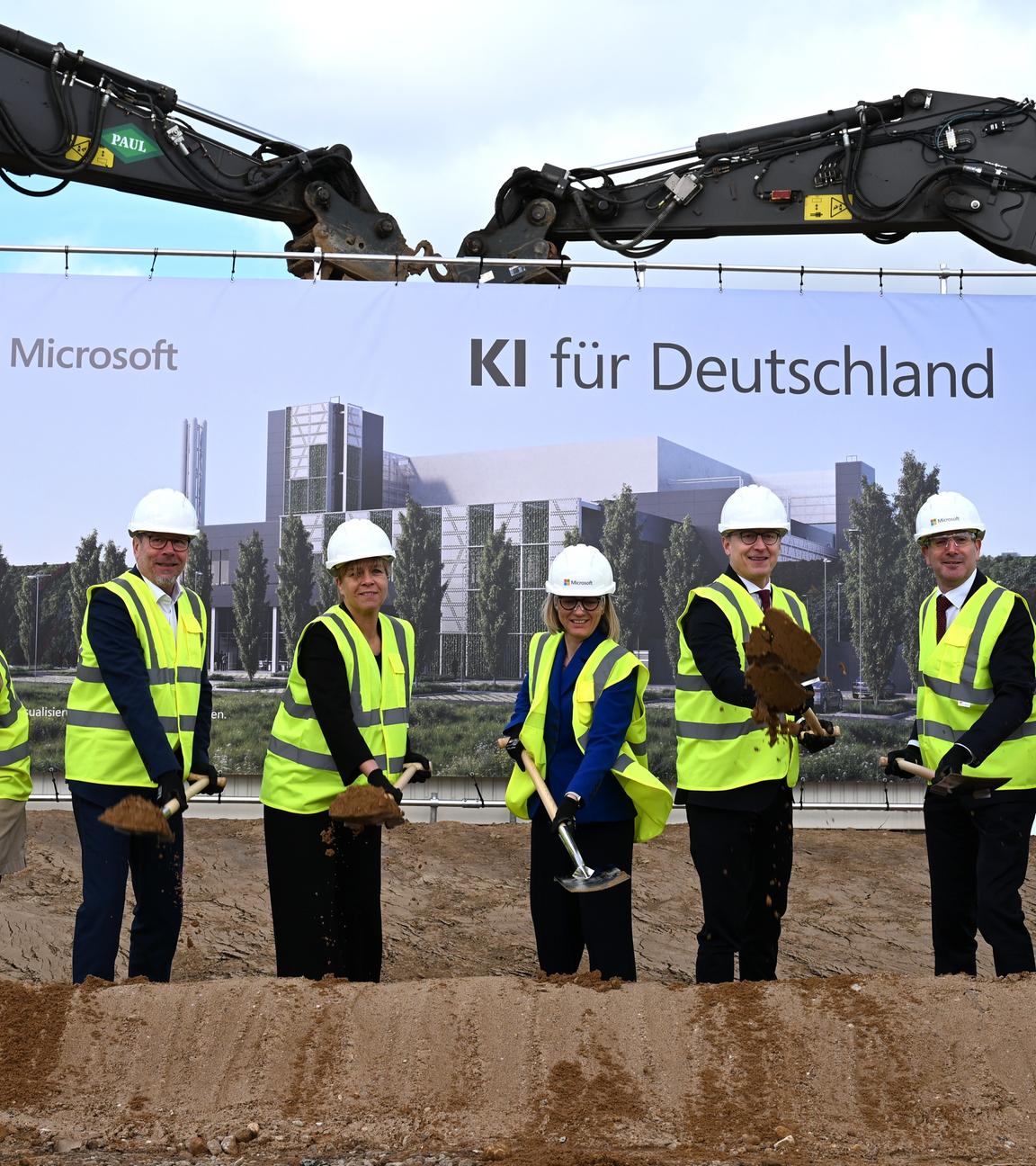 12.03.2026, Nordrhein-Westfalen, Bergheim: Beim symbolischen Spatenstich für ein neues KI-Rechenzentrum von Microsoft im Rheinischen Revier sind folgende Personen tätig (l-r): Der Bürgermeister von Elsdorf, Andreas Heller; der Bürgermeister von Bergheim, Volker Mießeler; NRW-Wirtschaftsministerin Mona Neubaur (Grüne); Microsoft-Deutschlandchefin Agnes Heftberger; Bundesdigitalminister Karsten Wildberger (CDU) und der Bürgermeister von Bedburg, Sascha Solbach.