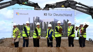 12.03.2026, Nordrhein-Westfalen, Bergheim: Beim symbolischen Spatenstich für ein neues KI-Rechenzentrum von Microsoft im Rheinischen Revier sind folgende Personen tätig (l-r): Der Bürgermeister von Elsdorf, Andreas Heller; der Bürgermeister von Bergheim, Volker Mießeler; NRW-Wirtschaftsministerin Mona Neubaur (Grüne); Microsoft-Deutschlandchefin Agnes Heftberger; Bundesdigitalminister Karsten Wildberger (CDU) und der Bürgermeister von Bedburg, Sascha Solbach.