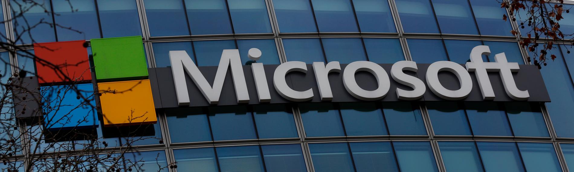 Logo des Hard- und Softwareentwicklers Microsoft am Firmensitz in Paris