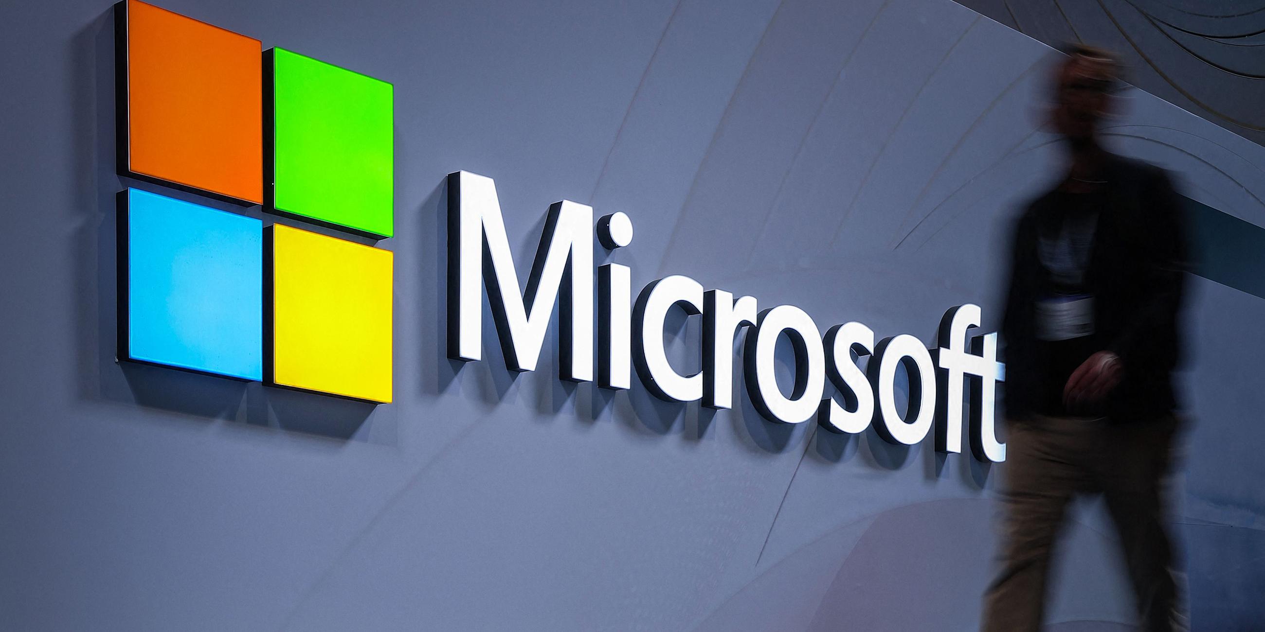 Microsoft Logo an der Wand einer IT-Messe in Hannover