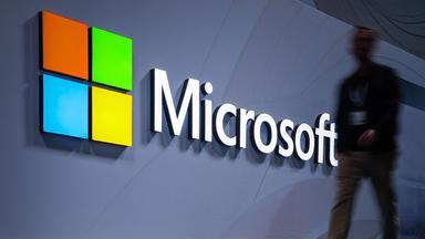 Microsoft Logo an der Wand einer IT-Messe in Hannover