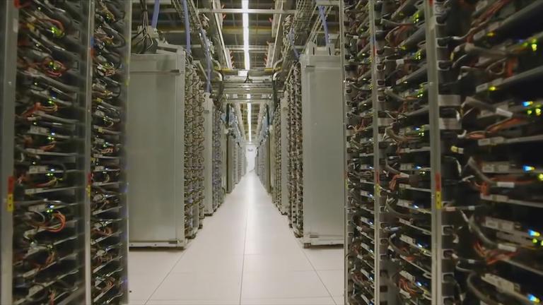 Langer Gang eines Rechenzentrums.