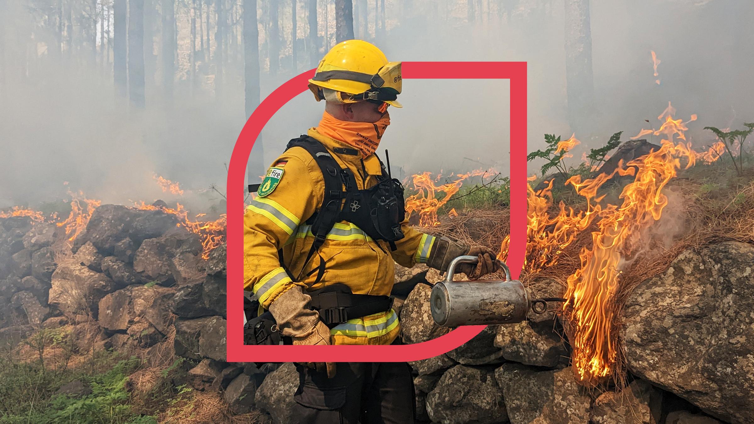 Ein Feuerwehmann entzündet gezielt Brände im Wald.