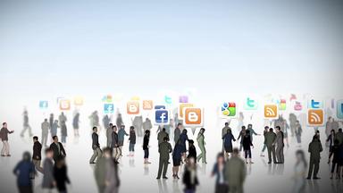 Viele Personen, über denen verschiedene Social-Media-Symbole schweben.