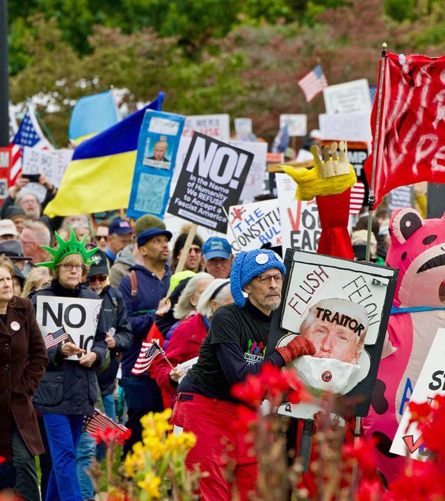 Demonstranten bei einer Kundgebung unter dem Motto „No Kings: Vote Early“ („Keine Könige: Wählt früh“) in der Nähe des Memorial Circle in Arlington, Virginia