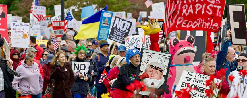 Demonstranten bei einer Kundgebung unter dem Motto „No Kings: Vote Early“ („Keine Könige: Wählt früh“) in der Nähe des Memorial Circle in Arlington, Virginia
