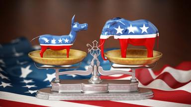 Ein Esel, das inoffizielle Symbol für die demokratische Partei in den USA und ein Elephant, das Symbol für die Republikaner stehen auf einer Waage.
