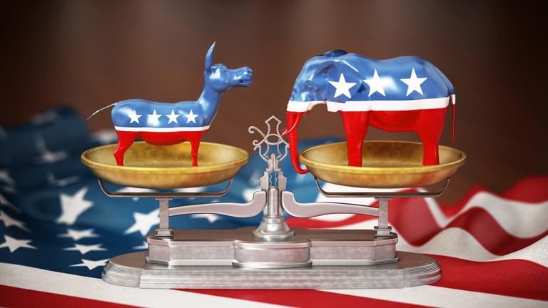 Ein Esel, das inoffizielle Symbol für die demokratische Partei in den USA und ein Elephant, das Symbol für die Republikaner stehen auf einer Waage.