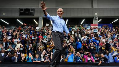 Barack Obama begrüßt am 24. Oktober 2026 Unterstützer bei einer Wahlkampfveranstaltung an der Cass Technical High School in Detroit.