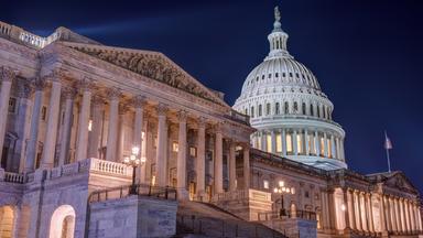 US Kongress mit US-Fahne