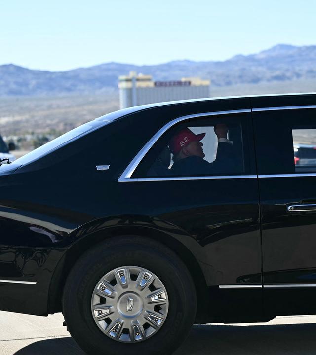 US-Präsident Donald Trump sitzt in seiner gepanzerten Limousine am Flughafen von Bullhead City im US-Bundesstaat Arizona.
