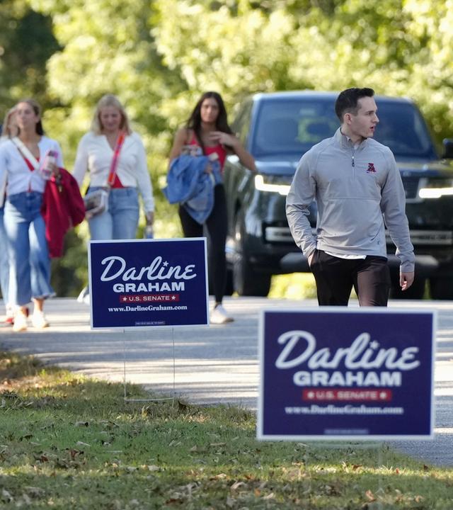 Wähler strömen am 21. Oktober 2026 in Pendleton, South Carolina, zu einer Wahlkampfveranstaltung der republikanischen US-Senatskandidatin Darline Graham, bei der Präsident Donald Trump im Vorfeld der Zwischenwahlen im November zur Unterstützung der Kandidatin auftreten soll.