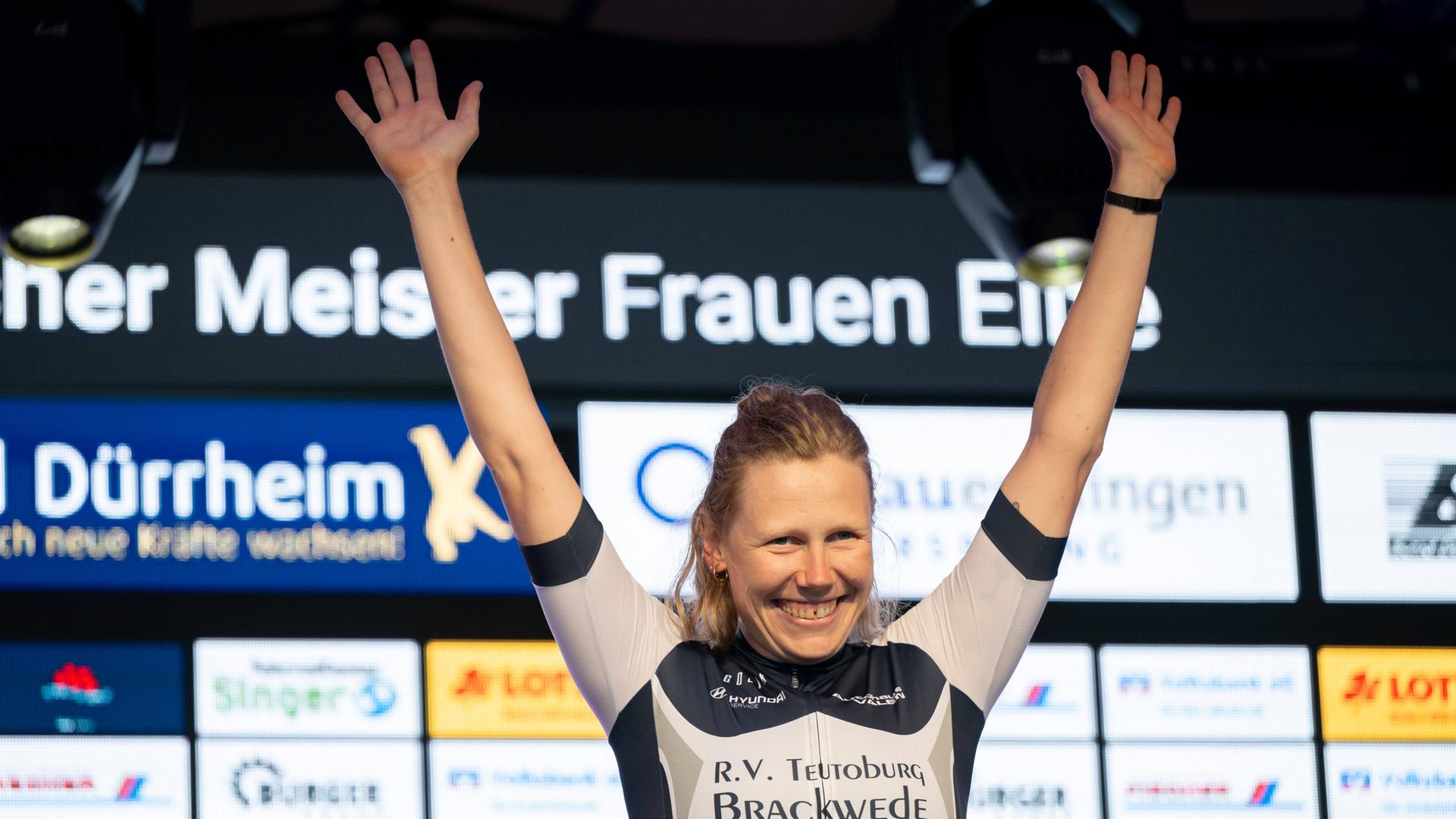 Rad-DM, Einzelzeitfahren am 21.06.2024: Siegerin Mieke Kröger (RV Teutoburg Brackwede) jubelt auf dem Podest