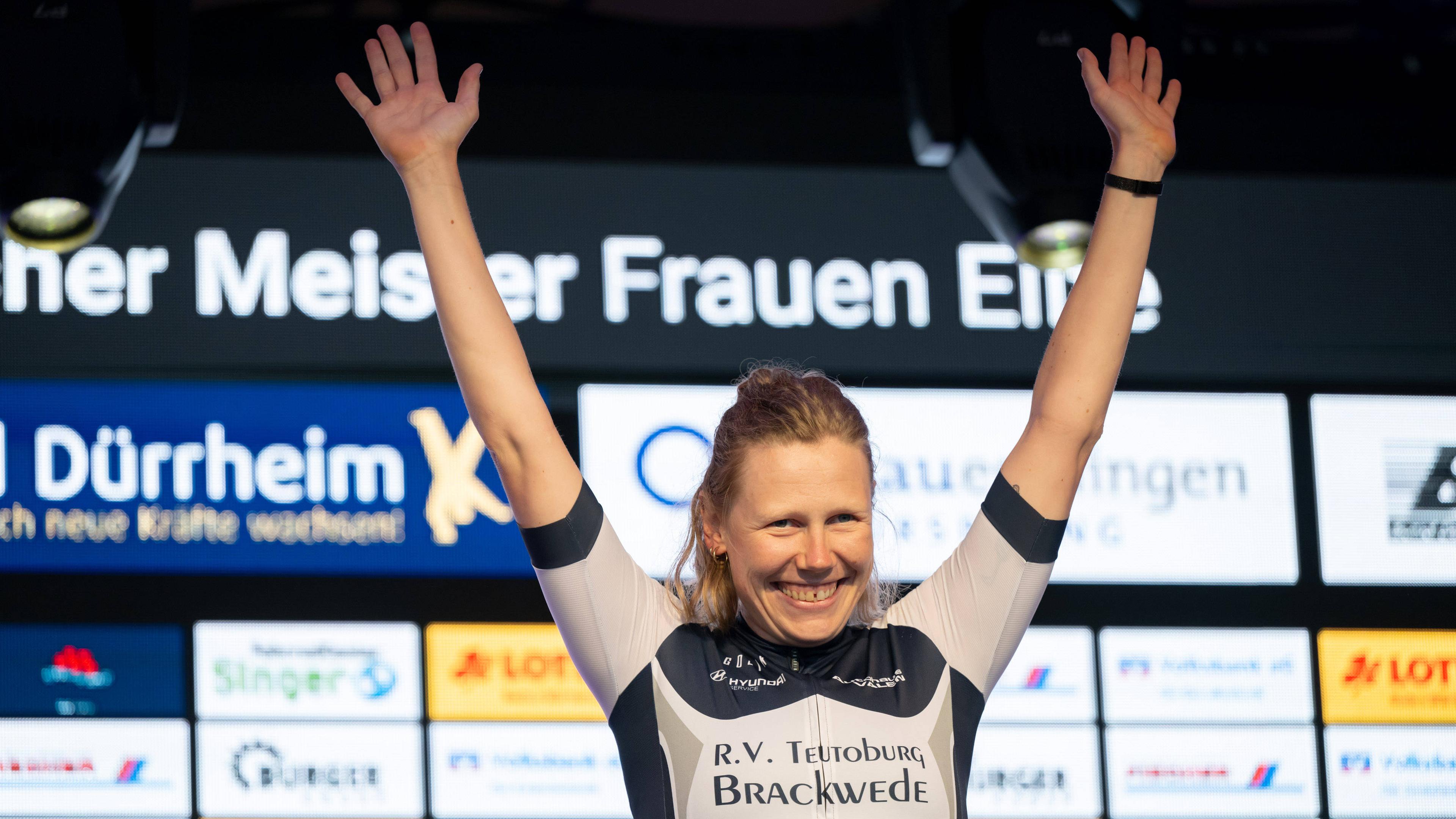 Rad-DM, Einzelzeitfahren am 21.06.2024: Siegerin Mieke Kröger (RV Teutoburg Brackwede) jubelt auf dem Podest