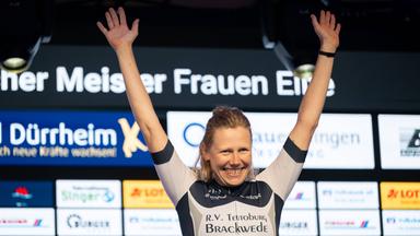 Rad-DM, Einzelzeitfahren am 21.06.2024: Siegerin Mieke Kröger (RV Teutoburg Brackwede) jubelt auf dem Podest
