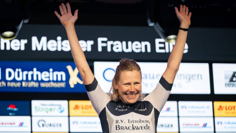 Rad-DM, Einzelzeitfahren am 21.06.2024: Siegerin Mieke Kröger (RV Teutoburg Brackwede) jubelt auf dem Podest