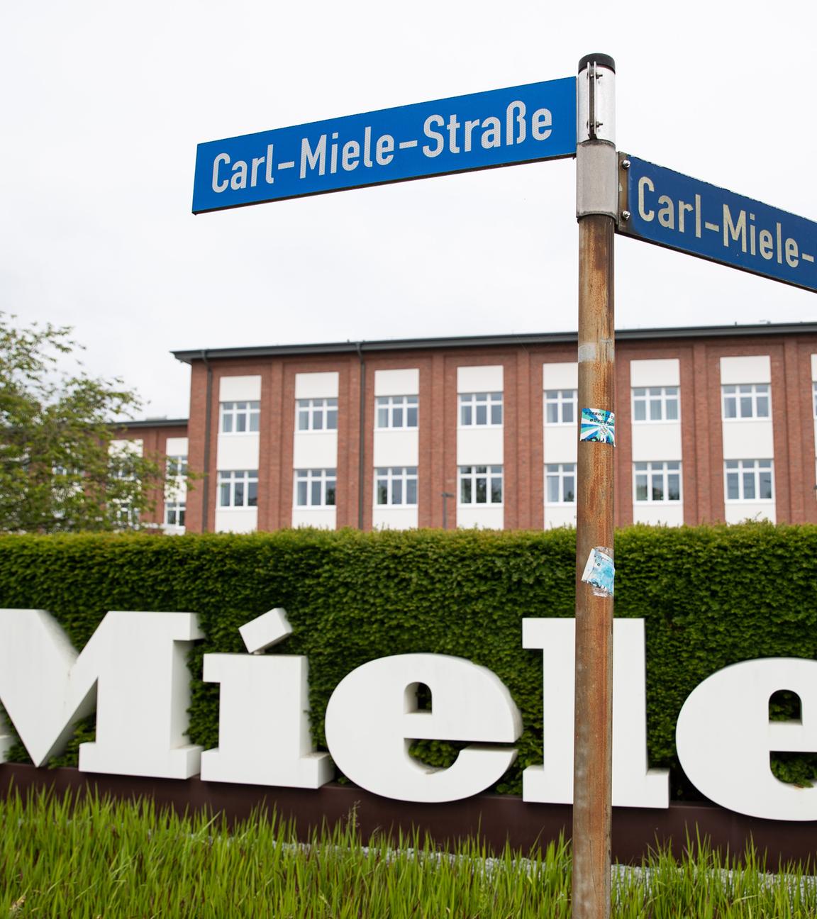 Nordrhein-Westfalen, Gütersloh: Ein Straßenschild "Carl-Miele-Straße" ist vor dem Firmengelände der Miele & Cie. KG zu sehen.