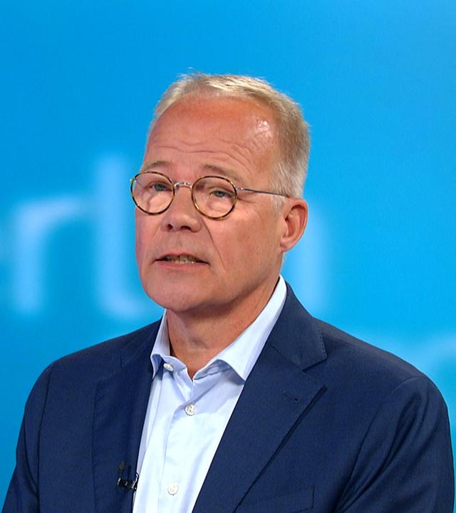 Matthias Miersch, Fraktionsvorsitzender der SPD, spricht vor einem blauen Hintergrund.