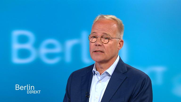 Matthias Miersch, Fraktionsvorsitzender der SPD, spricht vor einem blauen Hintergrund.