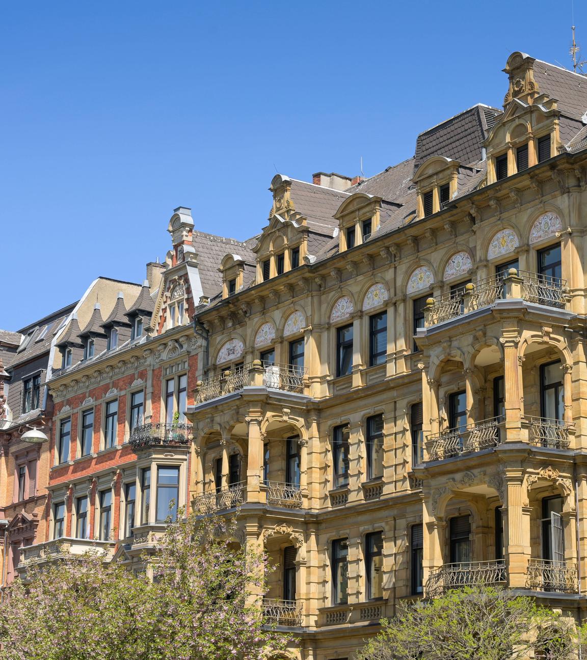 Altbau-Mehrfamilienhäuser in Wiesbaden, Deutschland.