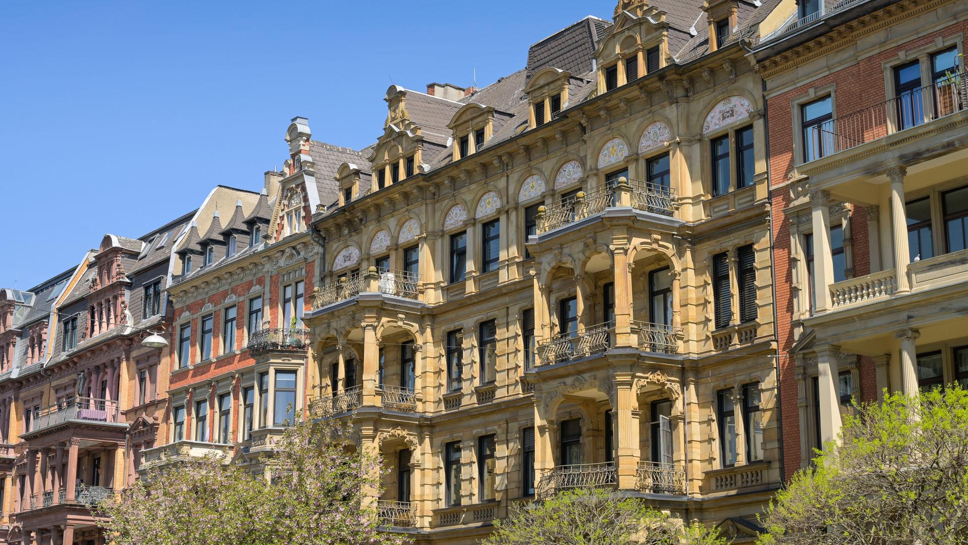 Altbau-Mehrfamilienhäuser in Wiesbaden, Deutschland.