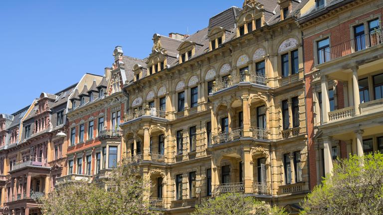 Altbau-Mehrfamilienhäuser in Wiesbaden, Deutschland.