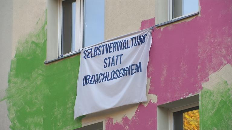 Schriftzug "Selbstverwaltung statt Obdachlosenheim"