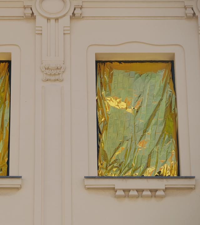 Die Fenster einer Wohnung sind mit Rettungsfolie verhüllt.
