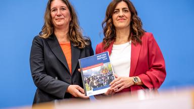 Melanie Weber-Moritz (r), Präsidentin des Deutschen Mieterbundes, und Gwendolyn Stilling, Autorin des Mietenreports 2026, stehen bei der Vorstellung des Berichts. 
