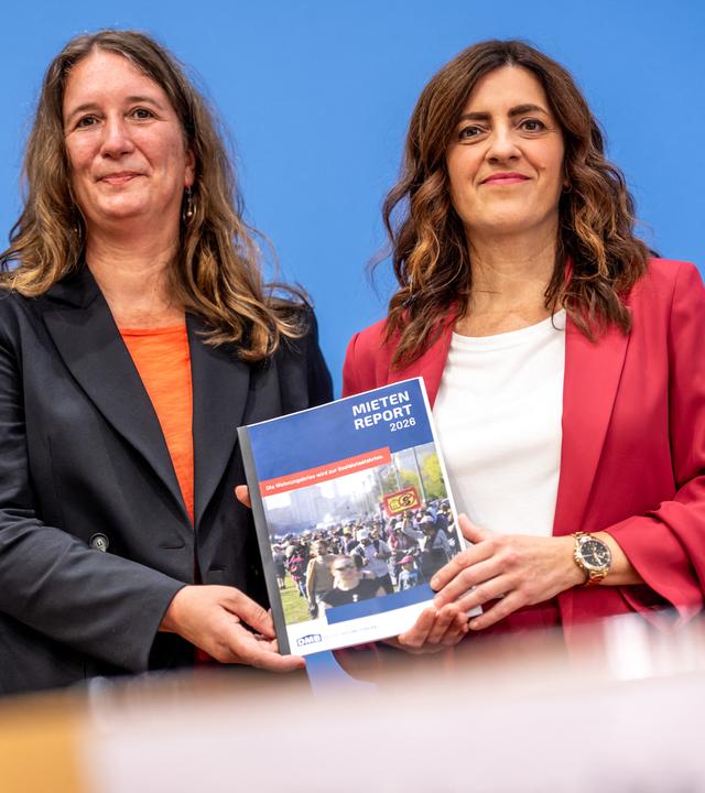 Melanie Weber-Moritz (r), Präsidentin des Deutschen Mieterbundes, und Gwendolyn Stilling, Autorin des Mietenreports 2026, stehen bei der Vorstellung des Berichts. 