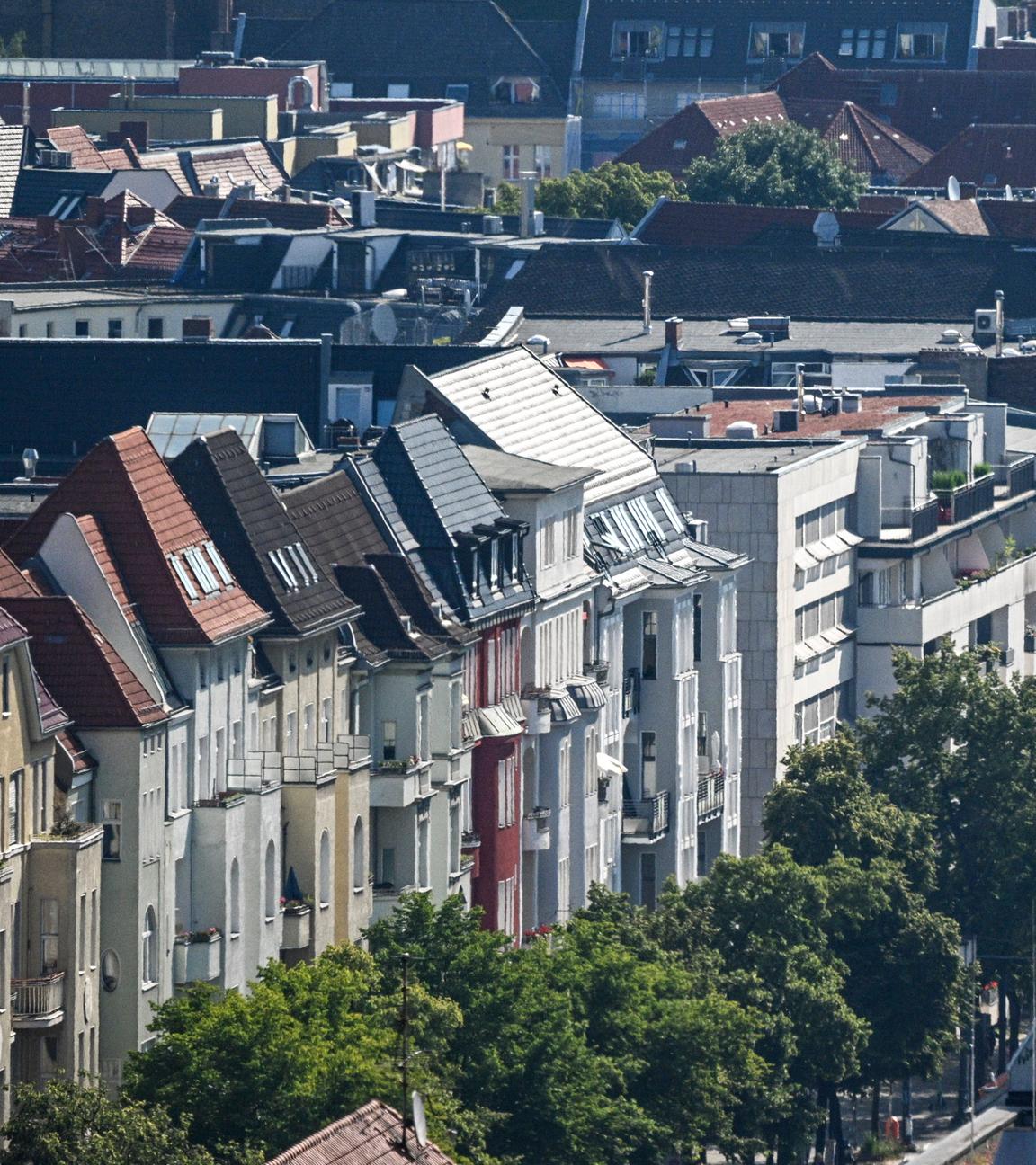 Blick auf Häuser und Bäume in einer Straße in Berlin.
