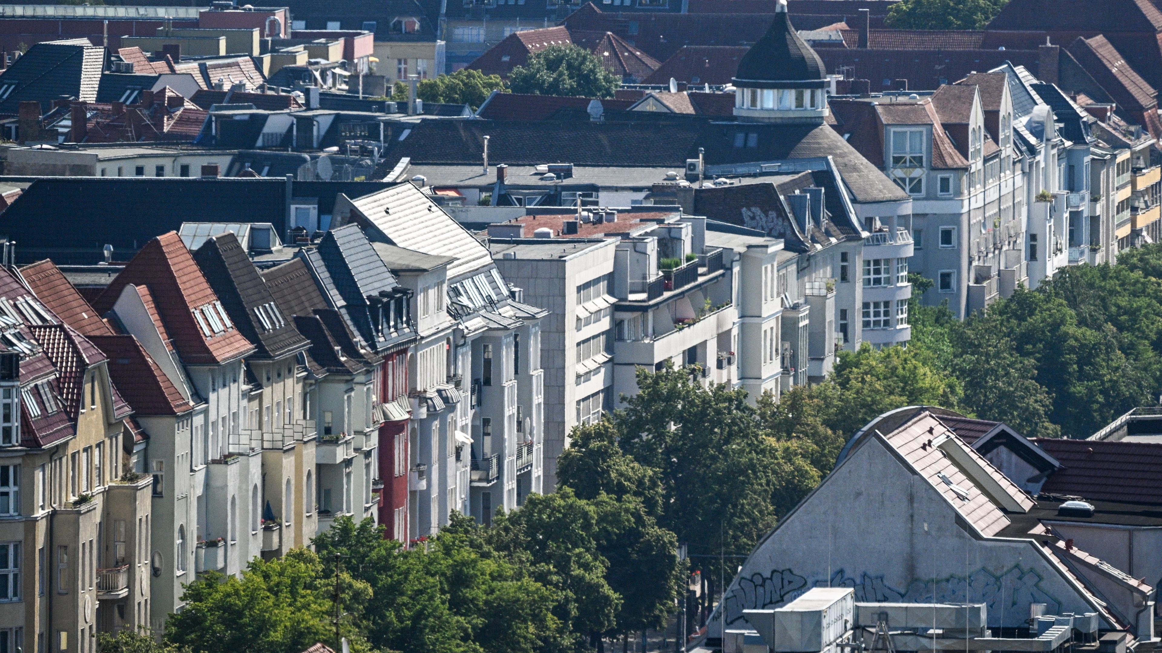 Blick auf Häuser und Bäume in einer Straße in Berlin.