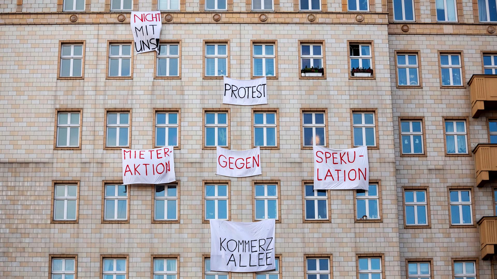 Mietshäuser mit Protestplakaten in der Karl-Marx-Allee in Berlin