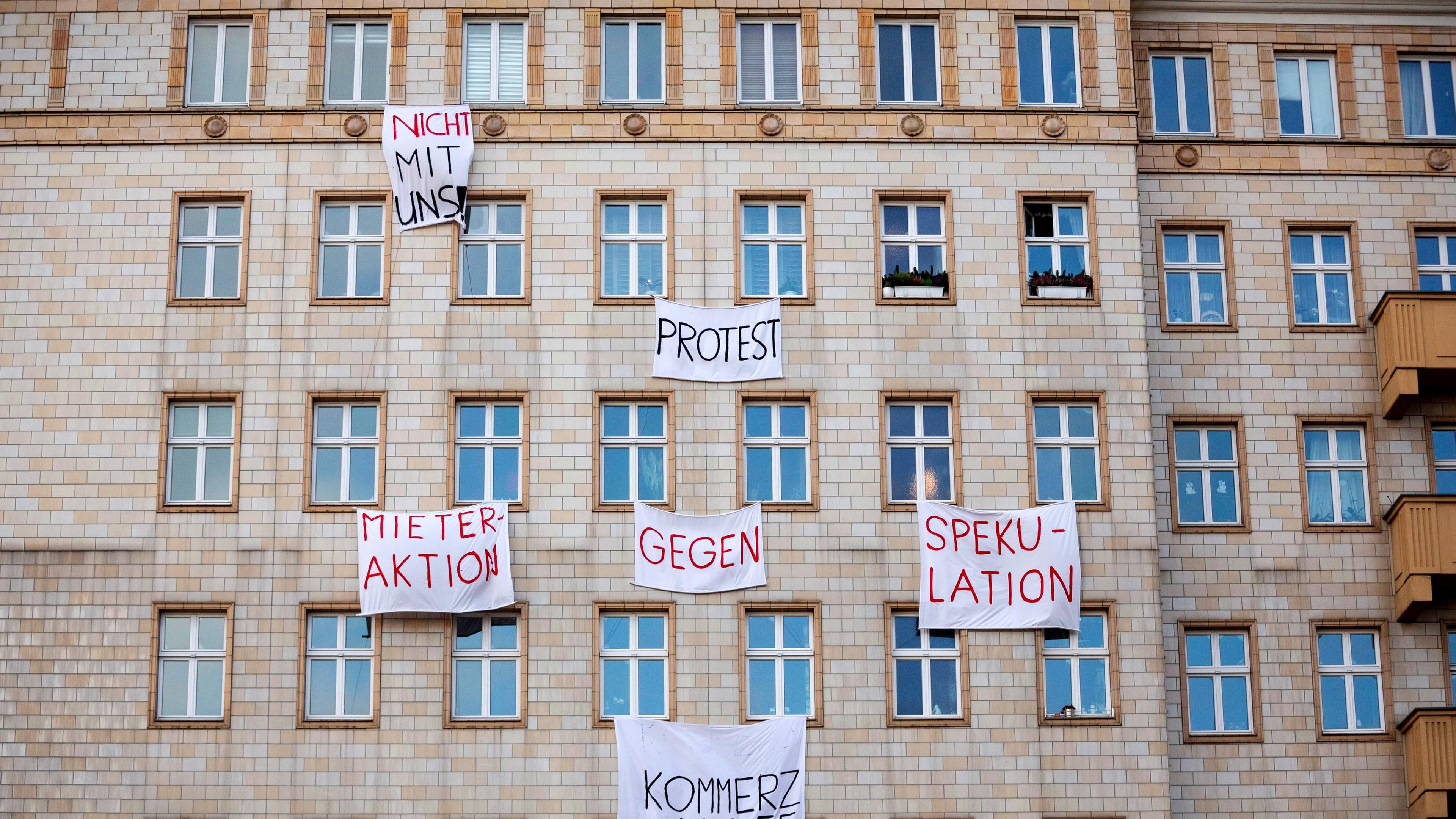 Mietshäuser mit Protestplakaten in der Karl-Marx-Allee in Berlin