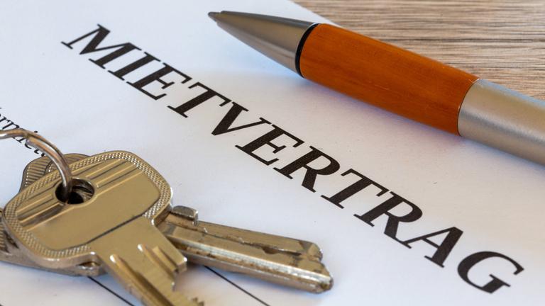 Mietvertrag mit Kugelschreiber und Schlüsel