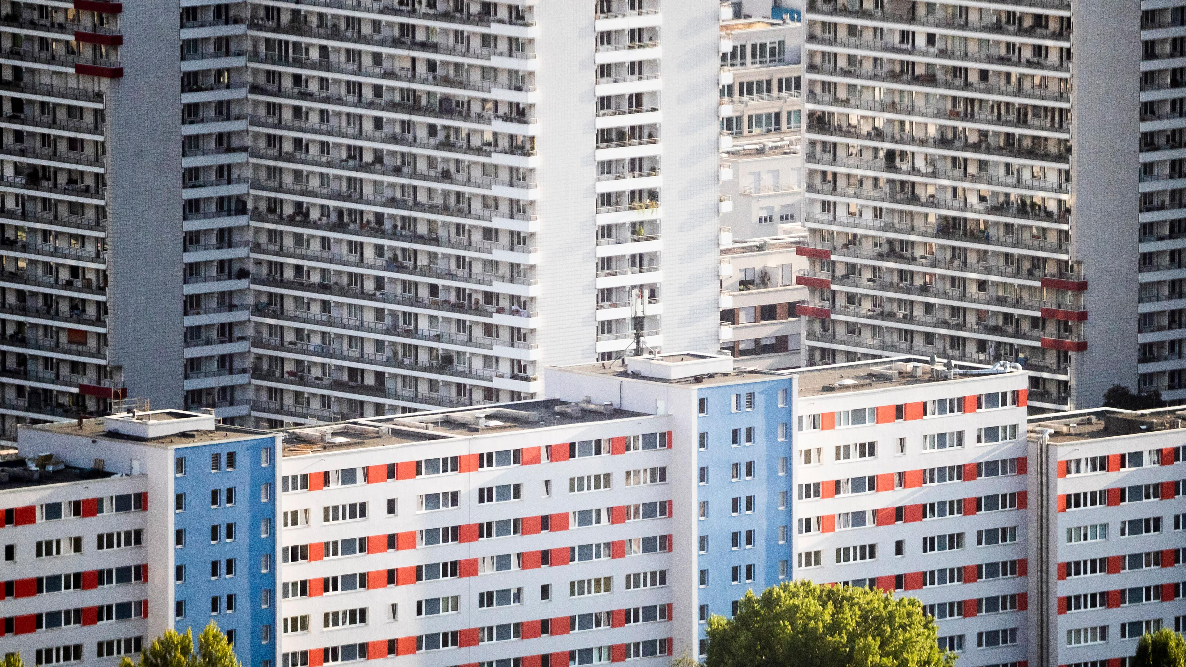 Hochhäuser mit Wohnungen stehen nahe der Leipziger Straßein Berlin, aufgenommen am 17.08.2020