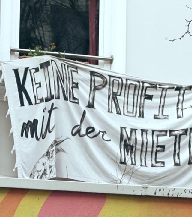 Transparent an einem Mietshaus: "Keine Profite mit der Miete!"