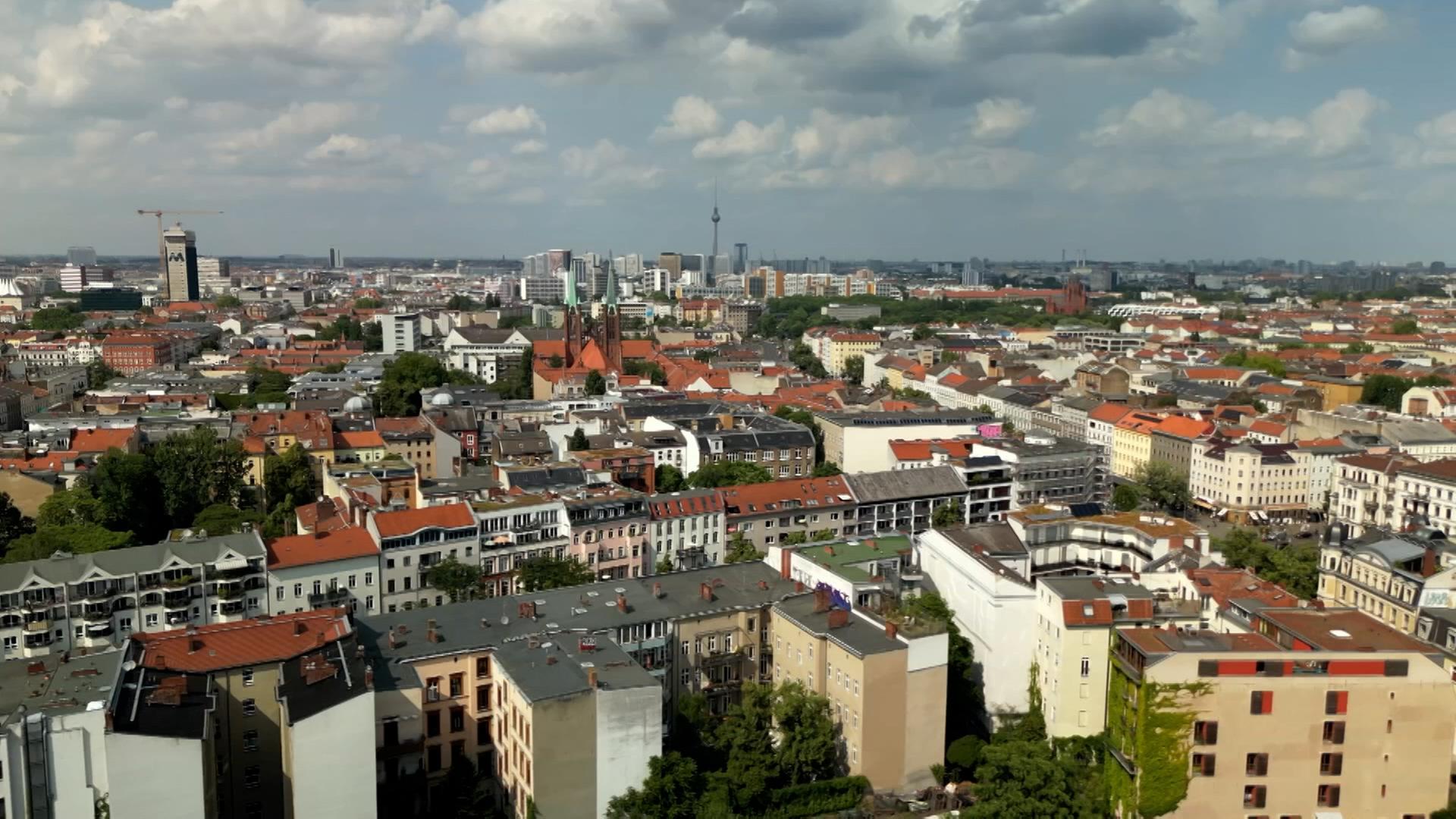 Wohnhäuser in Berlin sind zu sehen. 