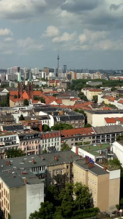 Wohnhäuser in Berlin sind zu sehen. 