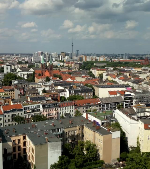 Wohnhäuser in Berlin sind zu sehen. 