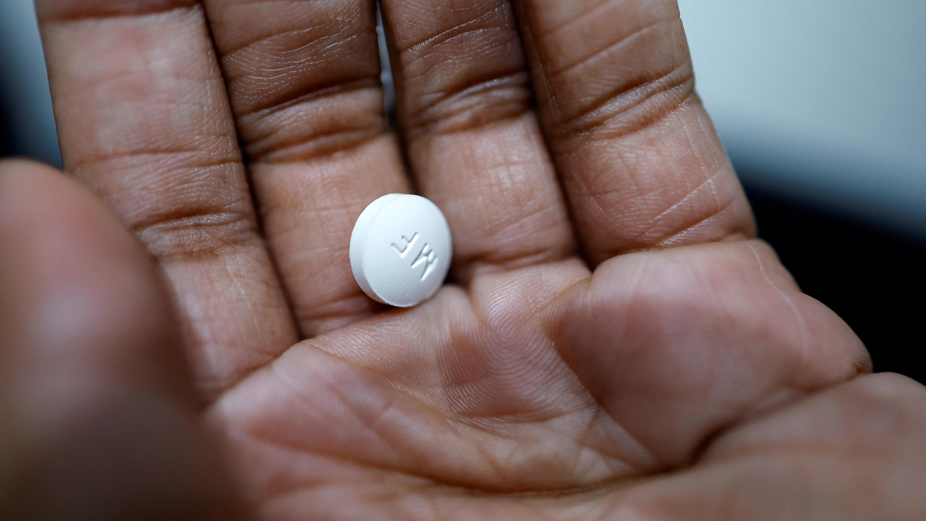 Eine Patientin bereitet sich auf die Einnahme von Mifepriston vor, dem ersten Medikament bei einem medizinischen Schwangerschaftsabbruch in der Alamo Women's Clinic in Carbondale, Illinois, USA, 20.04.2023.