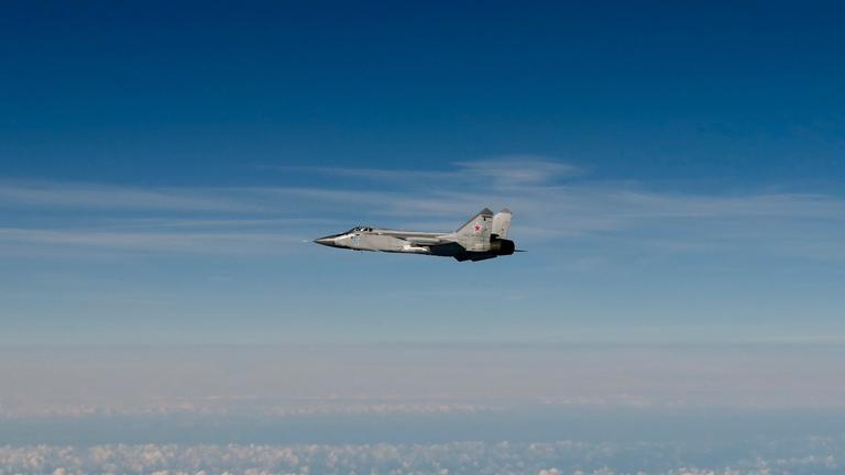 Russischer MiG-31-Kampfjet, der über der Ostsee fliegt, nachdem er den estnischen Luftraum verletzt hat.