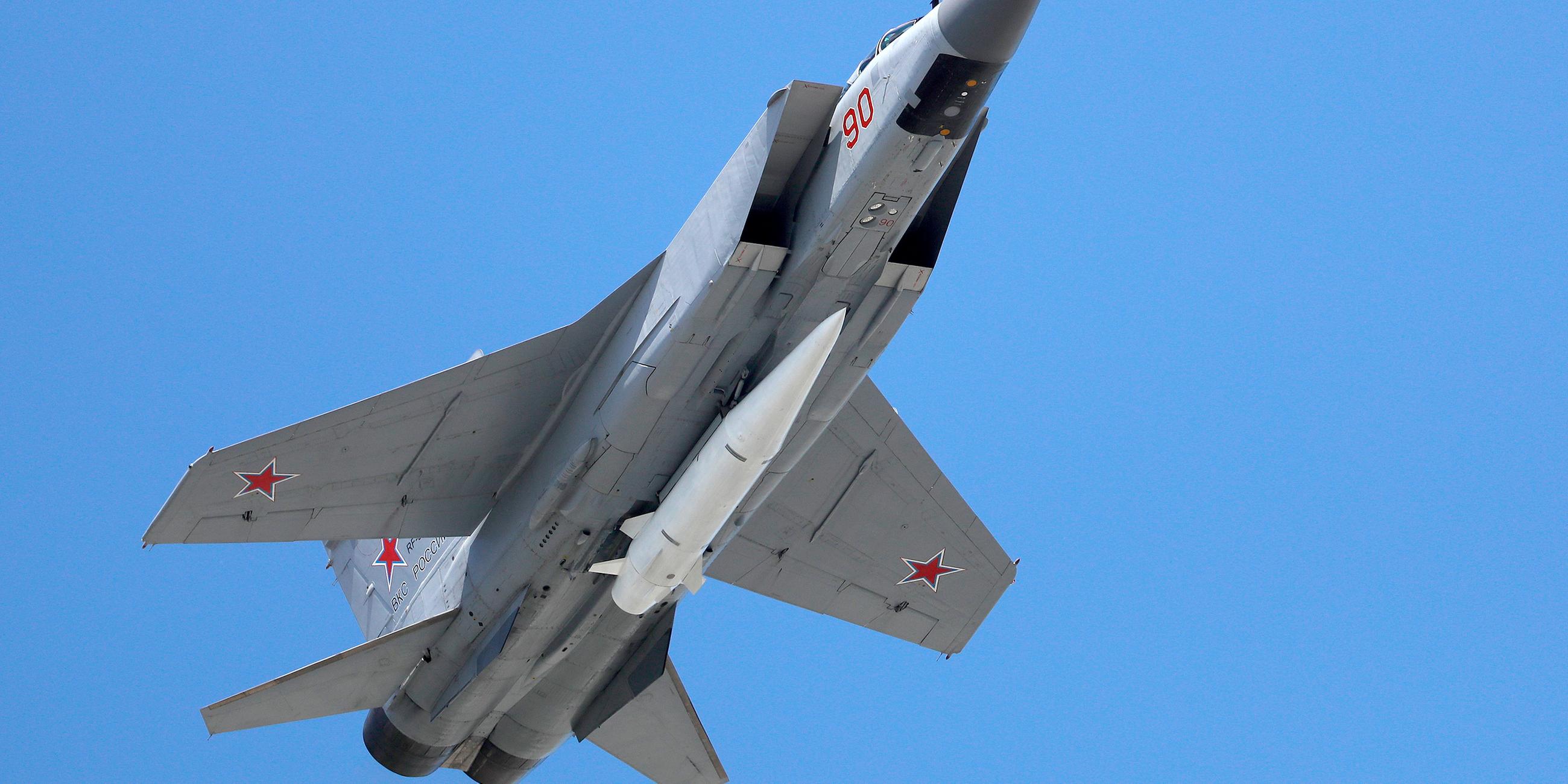 Mikoyan MiG-31 Abfangjäger ausgerüstet mit einer Kinschal-Rakete