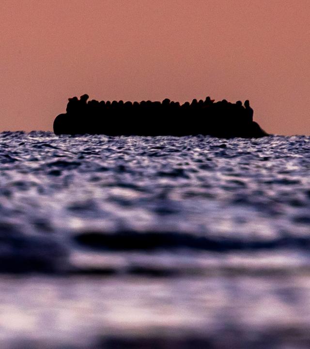 Migranten verlassen die französische Küste mit einem Schlauchboot in Richtung Großbritannien am 15.08.2025.