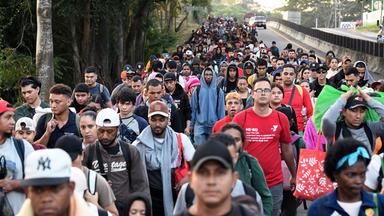 Migranten in Tapachula im mexikanischen Bundesstaat Chiapas marschieren auf dem Weg zur US-Grenze, aufgenommen am am 20.01.2025