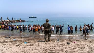31.07.2026, Spanien, Ceuta: Spanische Armeesoldaten blockieren den Zugang zum Strand für Menschen, die von Marokko in die spanische Enklave Ceuta kommen. Foto: Antonio Sempere/AP/dpa +++ dpa-Bildfunk +++