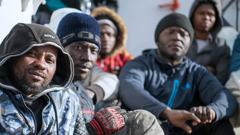 Migranten an Bord der Sea-Eye im Mittelmeer