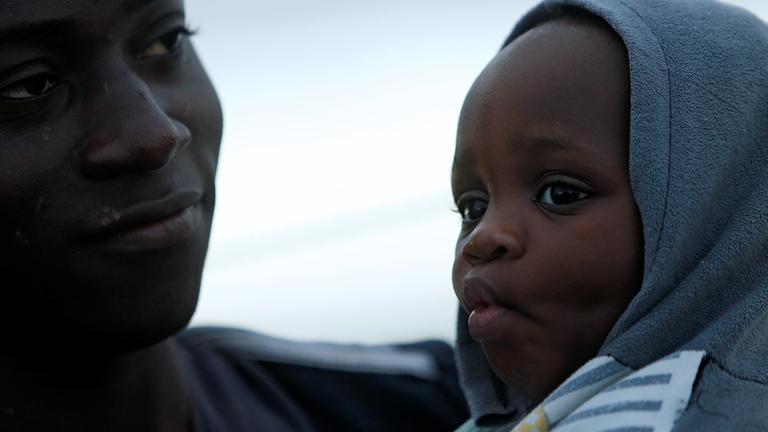 Migranten an Bord der Sea-Watch 3 im Mittelmeer