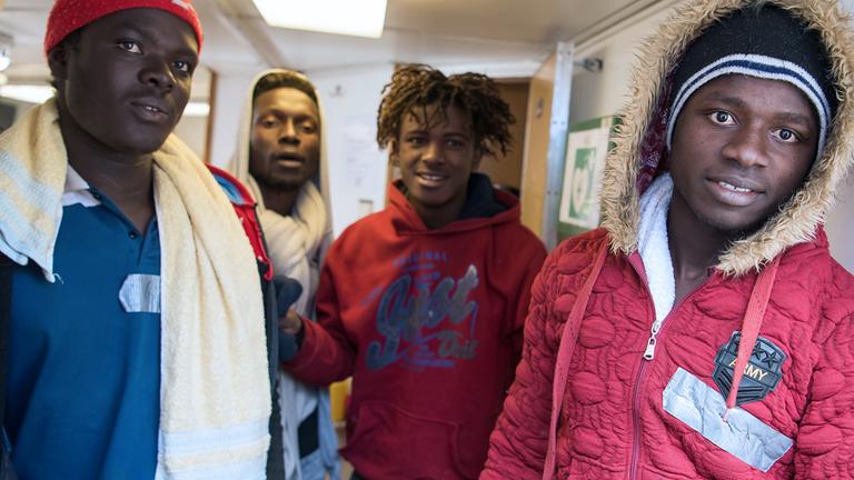 Migranten an Bord der Sea-Eye im Mittelmeer